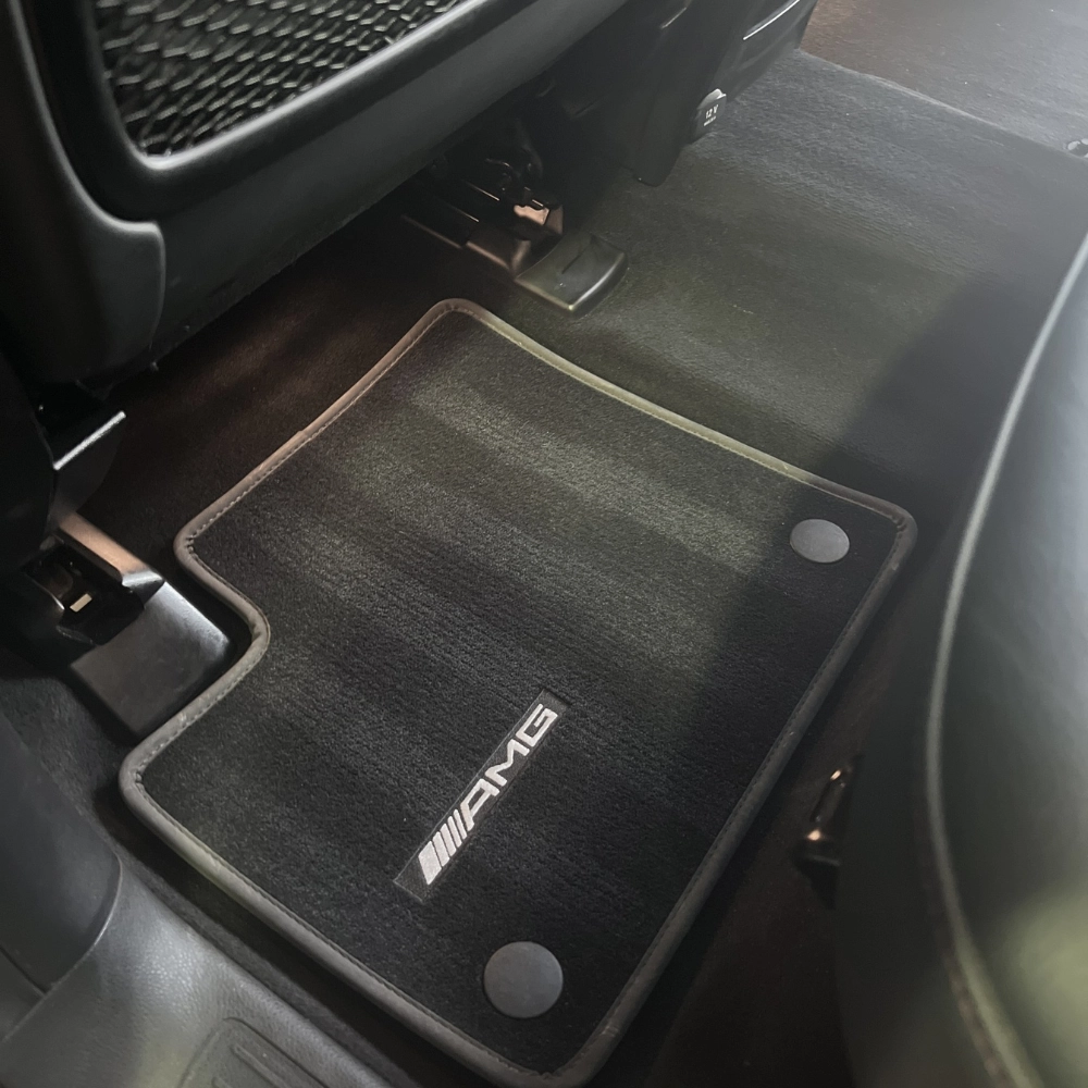 Detailing tapis Mercedes à Perpignan par Puredetail